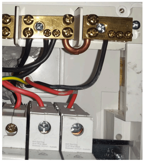 A photograph showing each sub-circuit neutral conductor connected to a neutral bar having been provided with a separate terminal.